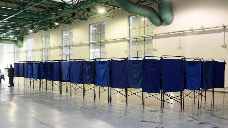 Kάλπες στη σκιά του φλερτ των «καραμανλικών» με τον Τσίπρα