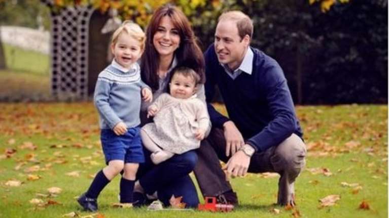 Η Χριστουγεννιάτικη οικογενειακή φωτογραφία με την Σάρλοτ &amp; τον Τζορτζ