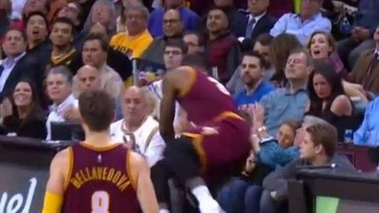 Ο Λεμπρόν Τζέιμς έφαγε τούμπα την ώρα του αγώνα. Δείτε που έπεσε [Βίντεο]