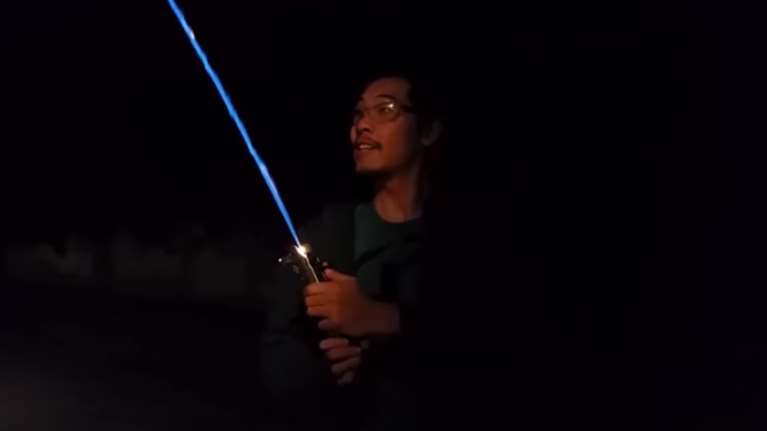 Πως να φτιάξετε το φωτόσπαθο του Darth Vader-video