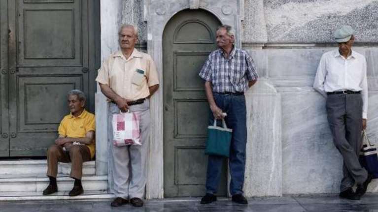 Mε τη σύνταξη του παππού ζει ένα στα δύο νοικοκυριά