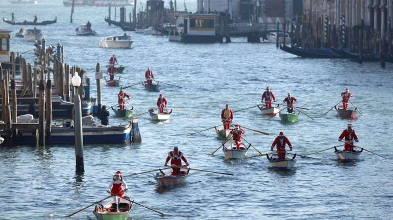 O Aη Βασίλης κάνει... κουπί στα κανάλια της Βενετίας