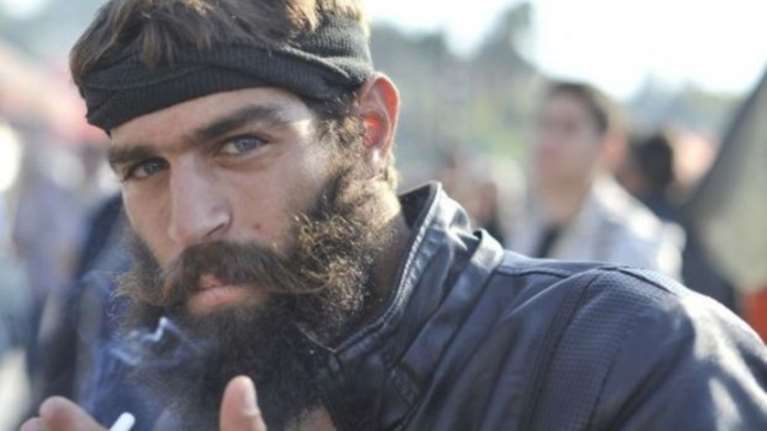 Ετσι γλεντάνε τα κοπέλια:Τα έσπασε σε βραδινή του έξοδο ο σέξι Κρητικός