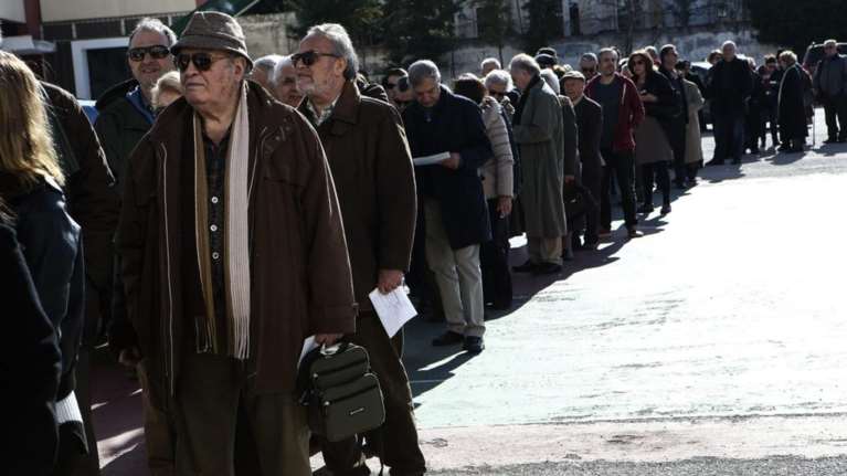 Μια ώρα αργότερα θα κλείσουν οι κάλπες στη ΝΔ λόγω συμμετοχής