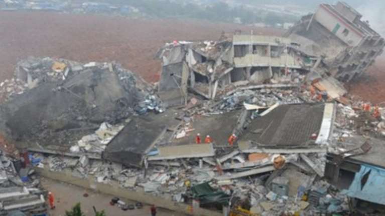 Εξαώροφο κτίριο καταρρέει σε λίγα δευτερόλεπτα-βίντεο