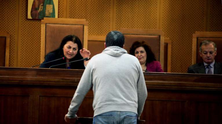 Λιποθύμησε αστυνομικός στη δίκη της Χρυσής Αυγής