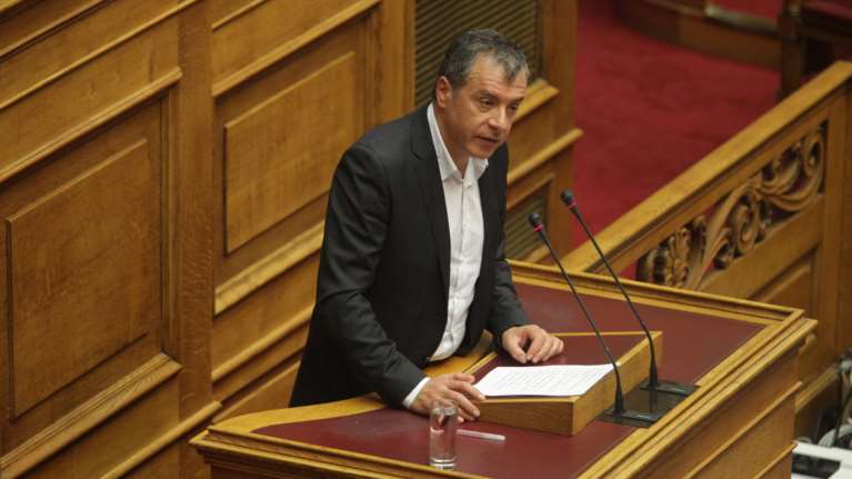 Θεοδωράκης: «Ναι» στον πολιτικό γάμο των ομοφυλοφίλων