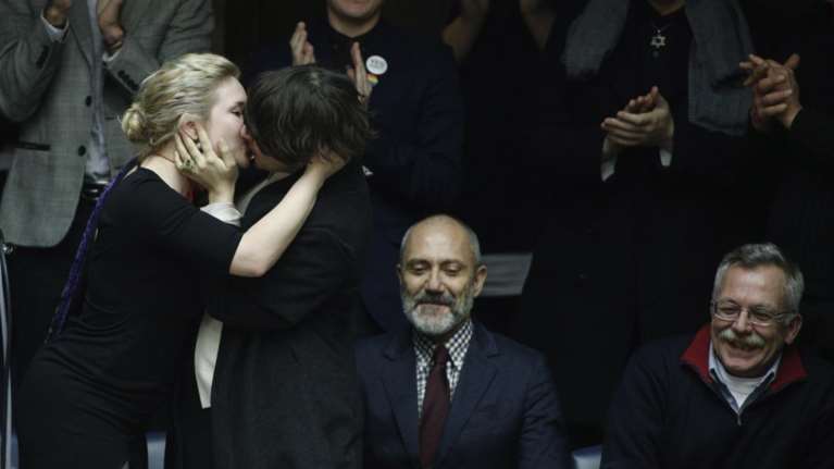 Πανηγύρισαν το σύμφωνο εντός και εκτός Βουλής