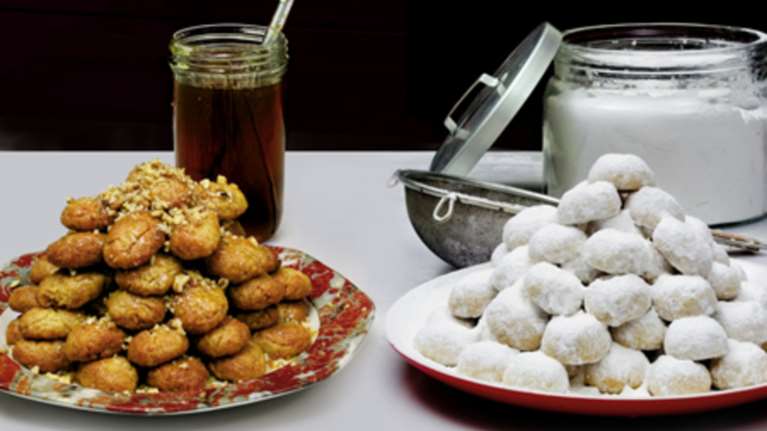 Το ερώτημα των ημερών :Κουραμπιέδες, μελομακάρονα ή δίπλες;