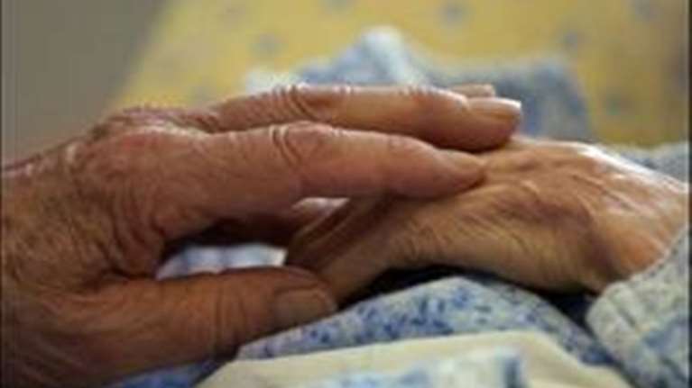 Στραγγάλισαν &amp; επιχείρησαν να κάψουν 89χρονο στην &#39;Ανδρο