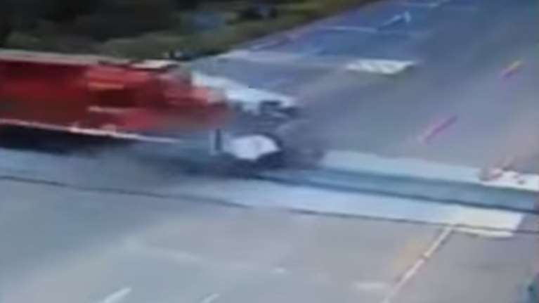 Τρένο παρασέρνει λεωφορείο σε σιδηροδρομική διάβαση