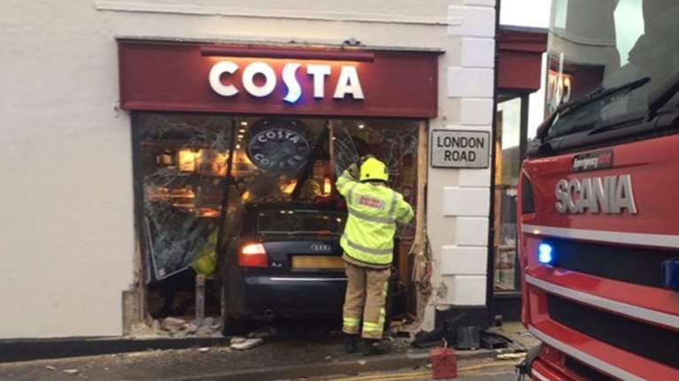 Φοβερό δυστύχημα: Αυτοκίνητο εισέβαλε σε καφετέρια