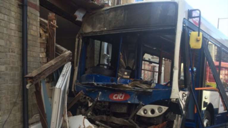 Λεωφορείο έπεσε πάνω σε κτίριο στην Αγγλία- Βίντεο