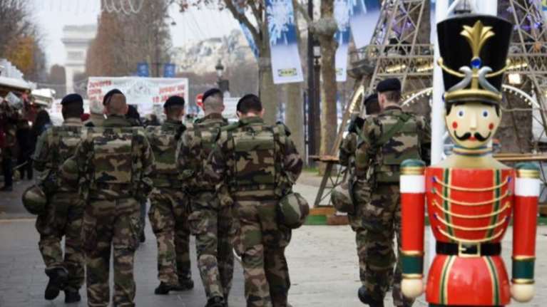 Στρατιωτική ατμόσφαιρα στο γιορτινό Παρίσι