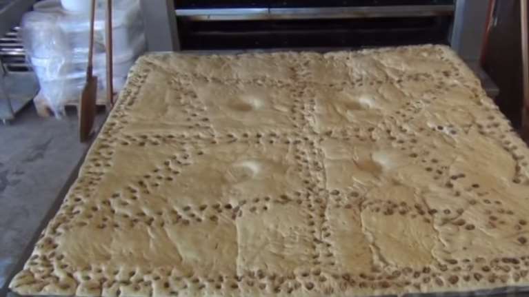 Χριστόψωμο 180 κιλών στην Αρναία της Χαλκιδικής- βίντεο