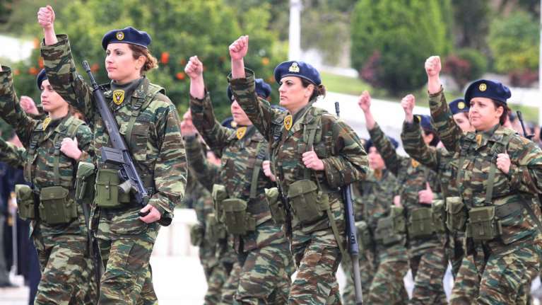 Κλονίζουν τη συγκυβέρνηση τα σχέδια Καμμένου για γυναίκες στα χακί