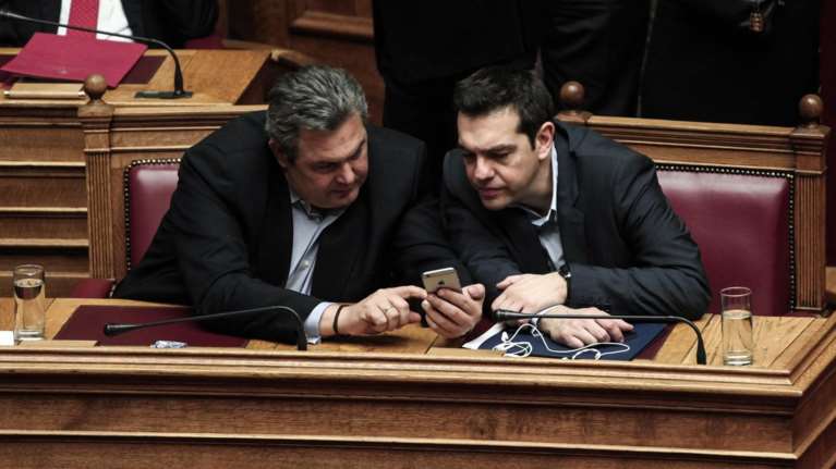 Σκιές στη «συγκατοίκηση» από τις ακρότητες Καμμένου