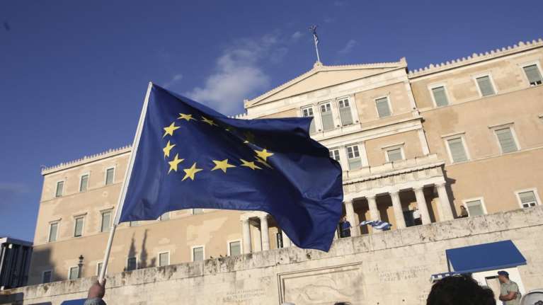 Πολιτική κρίση-κοινωνική αναταραχή «βλέπει» το Stratfor