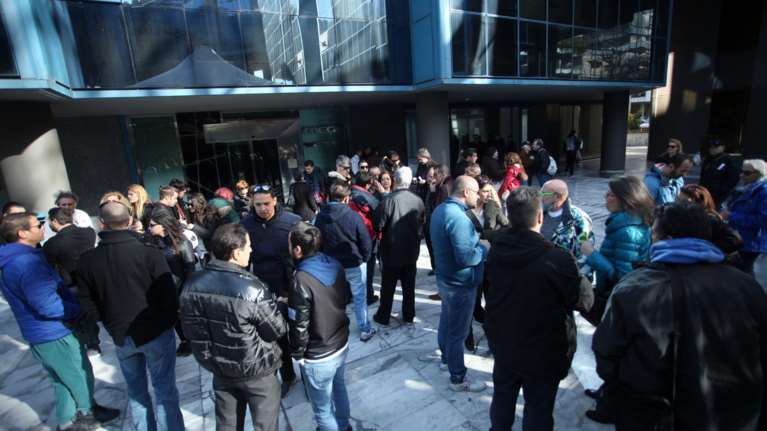 Απλήρωτοι ηθοποιοί και τεχνικοί διαμαρτύρονται έξω από το MEGA