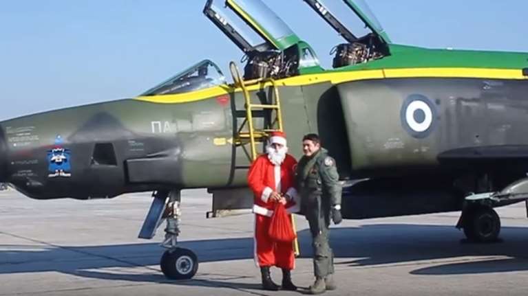 Ο Άγιος Βασίλης έφτασε με... Phantom στη Λάρισα-βίντεο