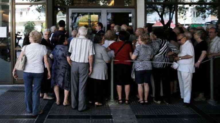 Στην ουρά τρία χρόνια και τώρα κινδυνεύουν οι συντάξεις τους