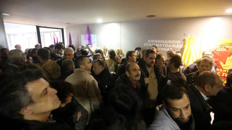 Από τα ξημέρωματα οι δανειολήπτες στις ουρές έξω από τα Ειρηνοδικεία