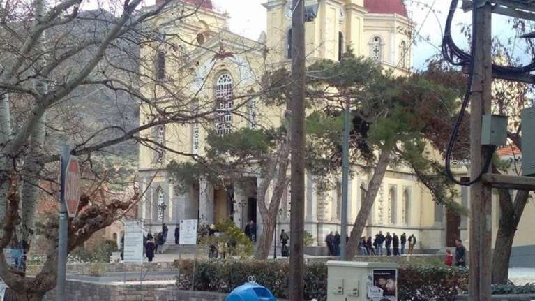 Σπαραγμός στην κηδεία της 4χρονης Μελίνας στην Κρήτη