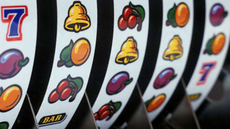 Εφοδοι σε δυο μαγαζιά με «φρουτάκια» στο Κιάτο: επτά συλλήψεις