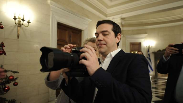 Ο Τσίπρας προβάρει νέα καριέρα στο Μαξίμου!