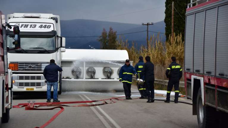 Ανατροπή βυτιοφόρου γεμάτο με καύσιμα στην εθνική Μυκηνών -Ναύπλιου
