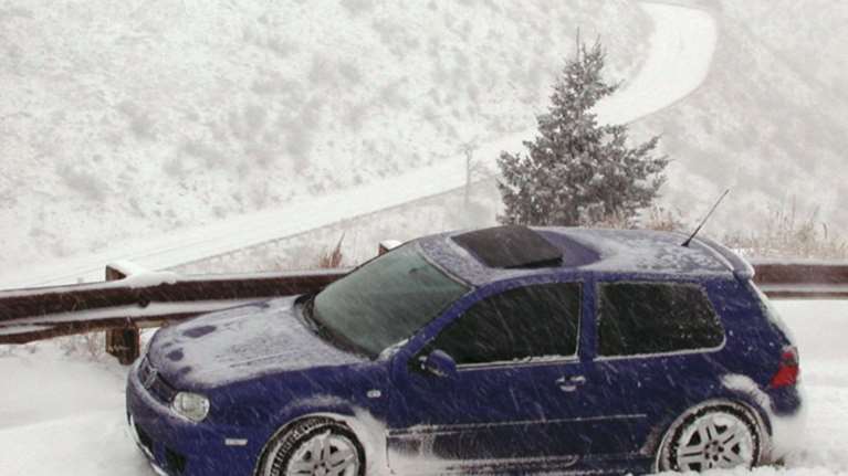 Πως οδηγούμε στα χιόνια:χρήσιμο εγχειρίδιο για όλους!