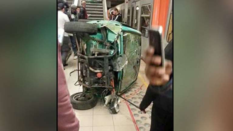 Έριξαν αμάξι στις σκάλες του Μετρό για να... γιορτάσουν το 2016