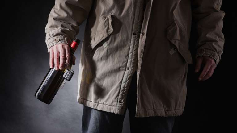 Μεθυσμένος βούτηξε από τον πρώτο όροφο και σώθηκε!