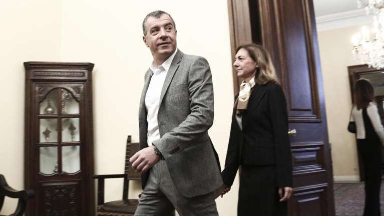 Πόρτα από Θεοδωράκη σε Κατρούγκαλο &amp; ασφαλιστικό