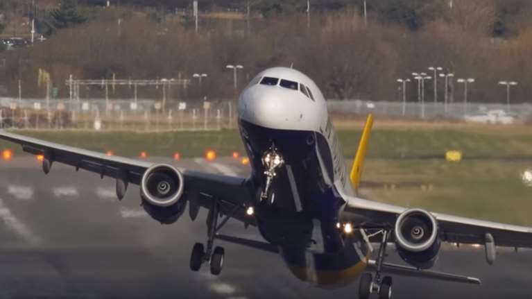 Προσγειώσεις αεροπλάνων που κόβουν την ανάσα