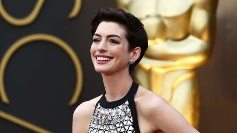 Αν Χάθαγουει:Με κοιλίτσα και...  κόκκινο μπικίνι