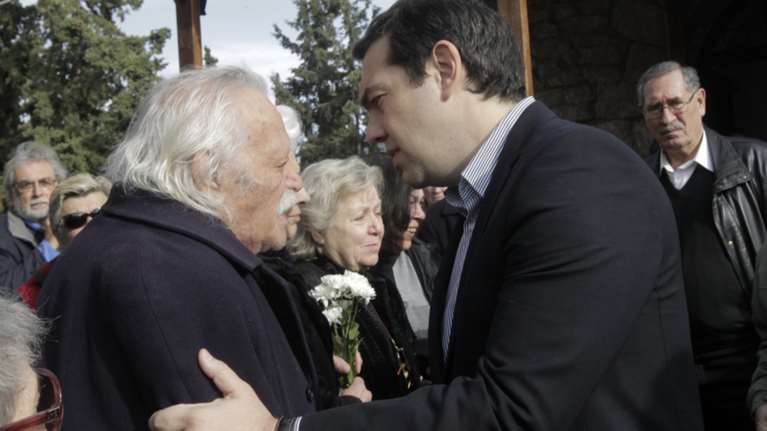 Η κηδεία που έφερε κοντά και πάλι Τσίπρα και Γλέζο