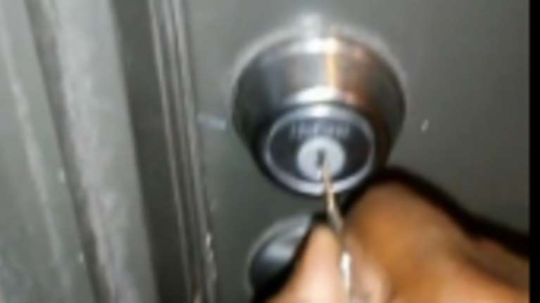 H παράξενη αντίδραση ενός απατημένου συζύγου (video)