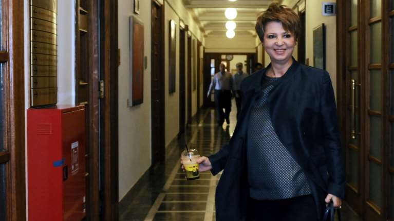 Μείωση συντάξεων με.... επίθεση στην αντιπολίτευση