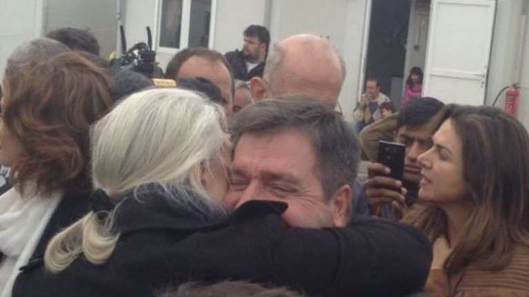 Ο εναγκαλισμός Ρεντγκρέηβ-Καμίνη στον καταυλισμό προσφύγων στον Ελαιώνα