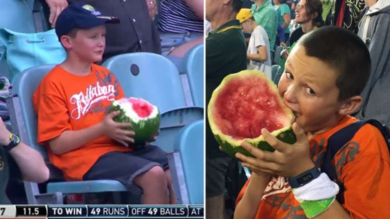 10χρονος τρώει ολόκληρο καρπούζι με τη φλούδα σε αγώνα κρίκετ