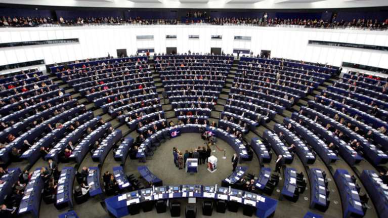 Oι υποψήφιοι πρόεδροι της FIFA σε ντιμπέιτ στο ευρωκοινοβούλιο