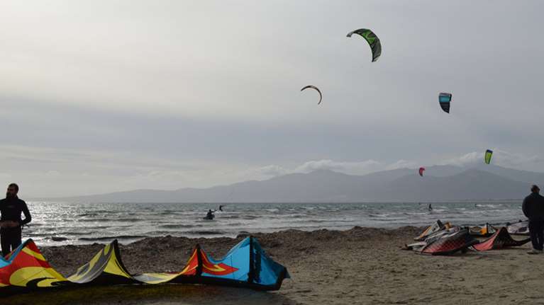 Ο «παράδεισος» του Kitesurf στην παραλία του Σχοινιά!