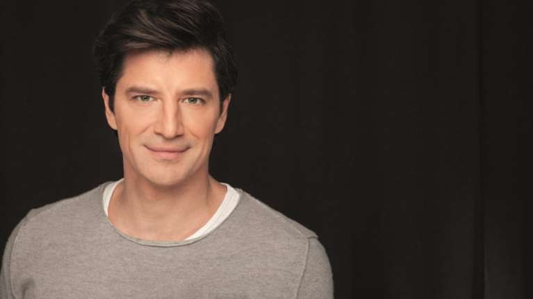 «Φίλα με»: Το νέο βίντεοκλιπ για την ερωτική μπαλάντα του Σάκη Ρουβά