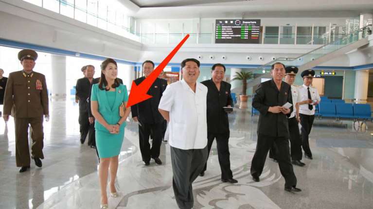 Η πανάκριβη τσάντα της συζύγου του Κιμ Γιονγκ Ουν