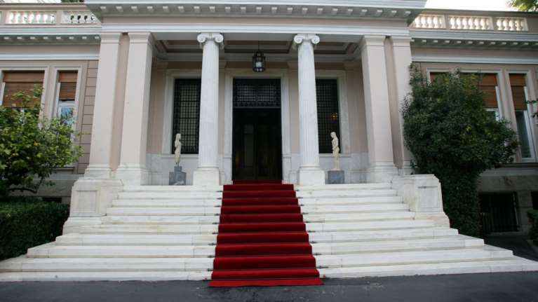 Στα ρετιρέ του μισθολογίου οι «εκλεκτοί» της κυβέρνησης