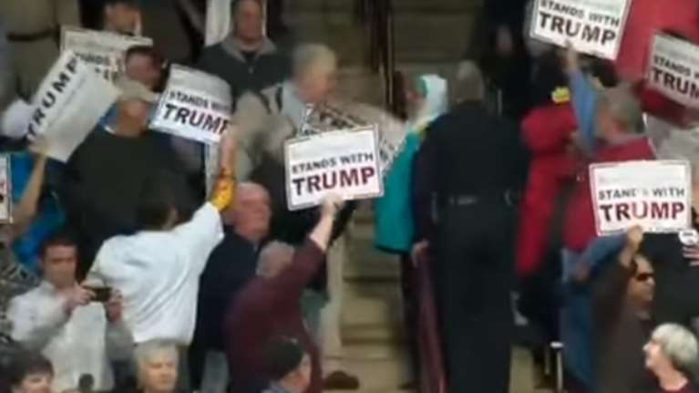 Μεσαίωνας: Πέταξαν έξω μουσουλμάνα από ομιλία του Τραμπ