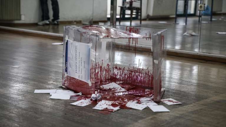 Εισβολή «Ρουβίκωνα» σε εκλογικό κέντρο της ΝΔ