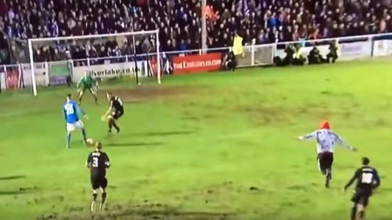 Απίστευτο: Οπαδός μπαίνει στο γήπεδο για να σκοράρει!