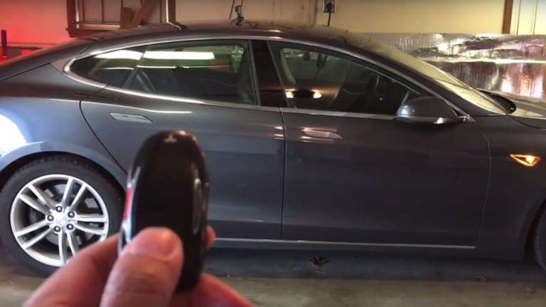 Tesla S:Το αυτοκίνητο που το καλείς και έρχεται κοντά σου! [video]